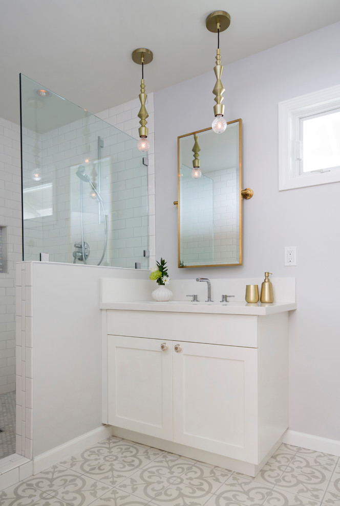 Foto på ett litet funkis badrum för barn, med skåp i shakerstil, vita skåp, en dusch i en alkov, grå väggar, ett undermonterad handfat, flerfärgat golv och med dusch som är öppen