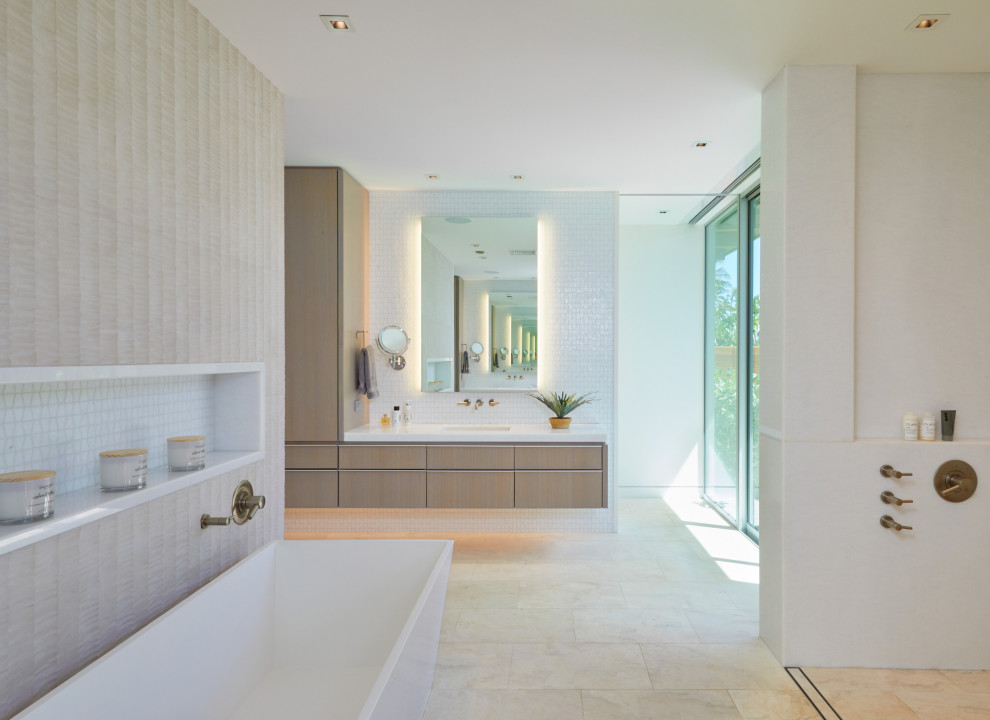 Foto di una stanza da bagno padronale tropicale di medie dimensioni con ante beige, vasca freestanding, piastrelle beige, pareti beige, pavimento beige, top beige, un lavabo e mobile bagno sospeso