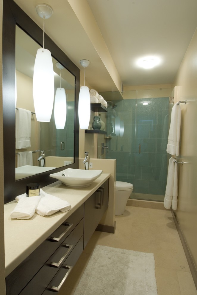 Modelo de cuarto de baño actual con encimera de acrílico y lavabo sobreencimera