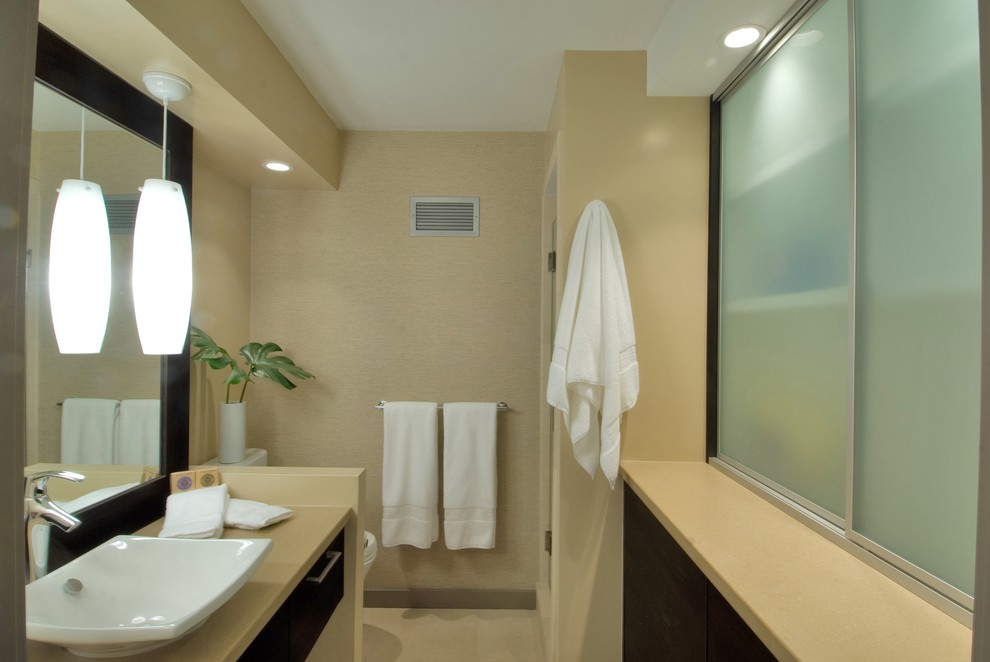 На фото: ванная комната в современном стиле с столешницей из искусственного камня и настольной раковиной с