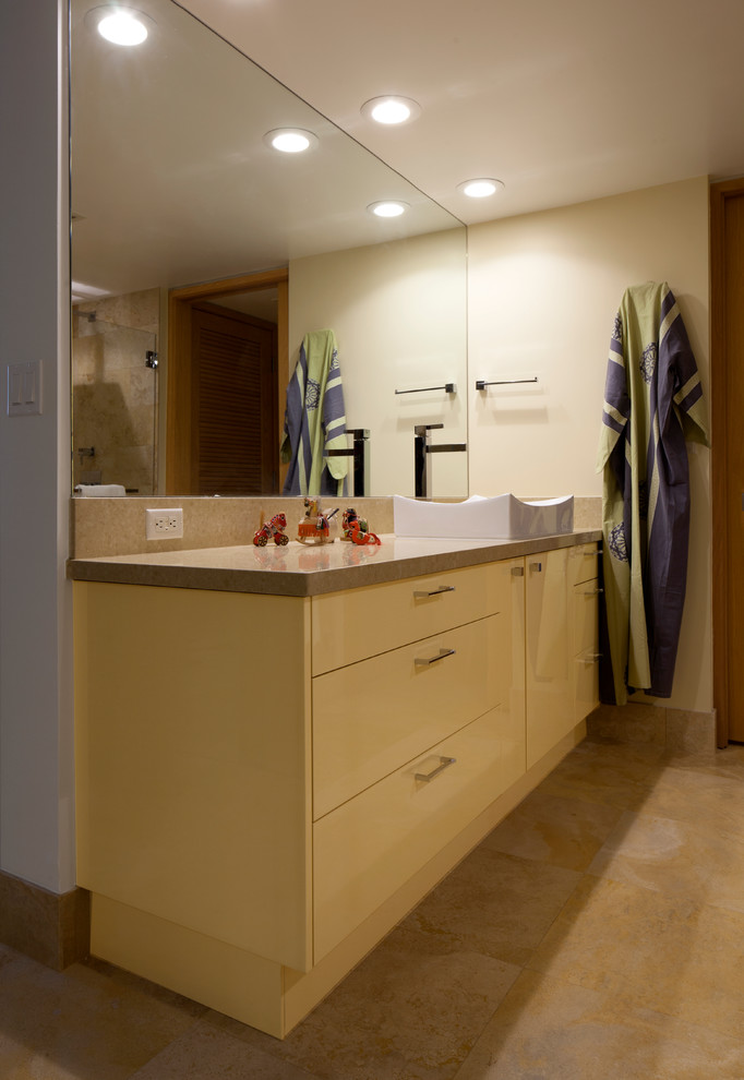 Mittelgroßes Modernes Badezimmer En Suite mit flächenbündigen Schrankfronten, hellen Holzschränken, offener Dusche, beiger Wandfarbe, Porzellan-Bodenfliesen, Aufsatzwaschbecken, Quarzwerkstein-Waschtisch, beigem Boden und Falttür-Duschabtrennung in Hawaii