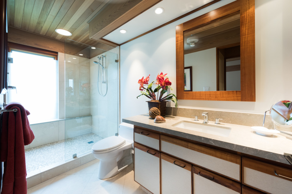 Inspiration för ett tropiskt beige beige badrum, med släta luckor, vita skåp, en dusch i en alkov, vita väggar, ett undermonterad handfat, beiget golv och med dusch som är öppen