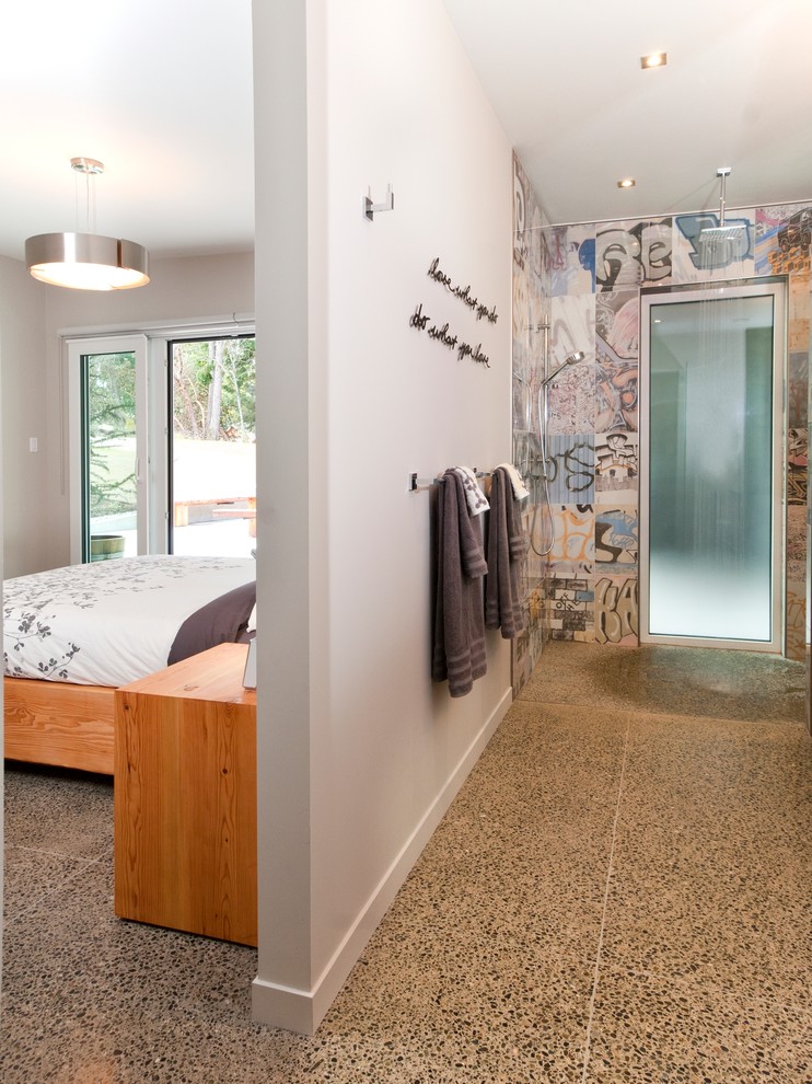 На фото: большая главная ванная комната в современном стиле с плоскими фасадами, белыми фасадами, разноцветной плиткой, керамической плиткой, открытым душем, унитазом-моноблоком, белыми стенами и бетонным полом