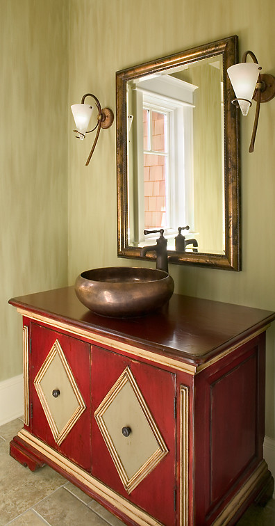 グランドラピッズにある広いトラディショナルスタイルのおしゃれなバスルーム (浴槽なし) (赤いキャビネット、緑の壁、ベッセル式洗面器) の写真