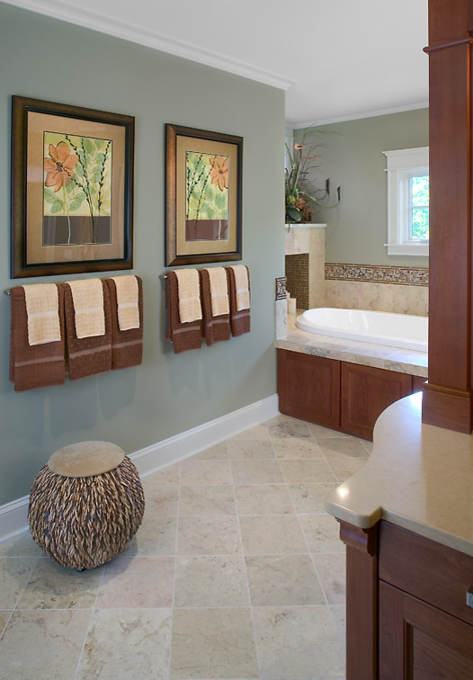 Стильный дизайн: большая главная ванная комната в классическом стиле с накладной ванной, зелеными стенами и мраморным полом - последний тренд