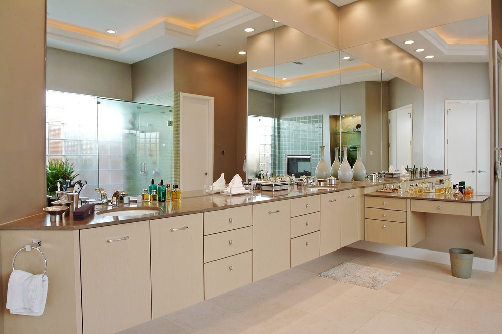 На фото: ванная комната в современном стиле с плоскими фасадами, светлыми деревянными фасадами и столешницей из известняка с