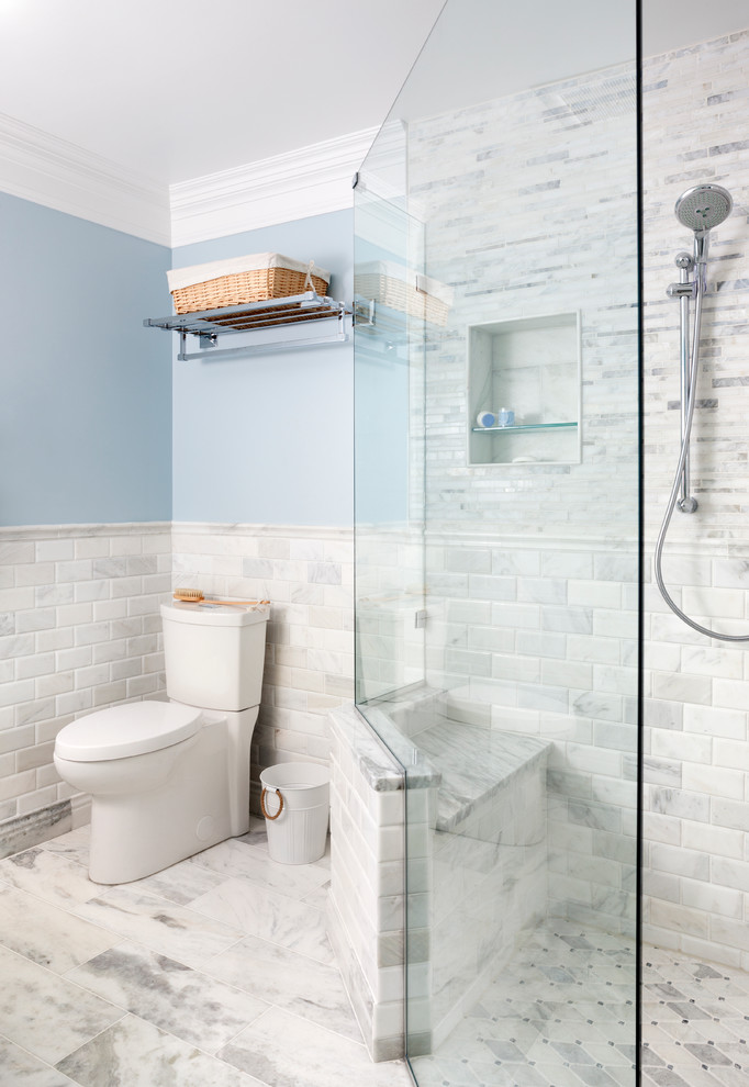 Cette image montre une grande salle de bain principale traditionnelle avec un lavabo encastré, un placard à porte shaker, des portes de placard blanches, un plan de toilette en marbre, une baignoire indépendante, une douche à l'italienne, WC à poser, un carrelage gris, un carrelage de pierre, un mur bleu et un sol en marbre.
