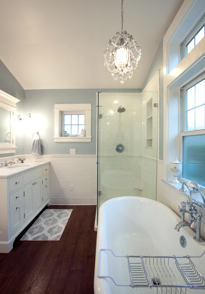 シアトルにあるトラディショナルスタイルのおしゃれな浴室 (アンダーカウンター洗面器、白いキャビネット、置き型浴槽、アルコーブ型シャワー、白いタイル、サブウェイタイル) の写真