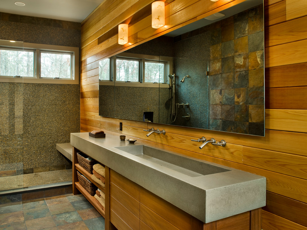 Imagen de cuarto de baño actual con lavabo de seno grande, puertas de armario de madera oscura, encimera de cemento, baldosas y/o azulejos en mosaico, ducha abierta y ducha abierta