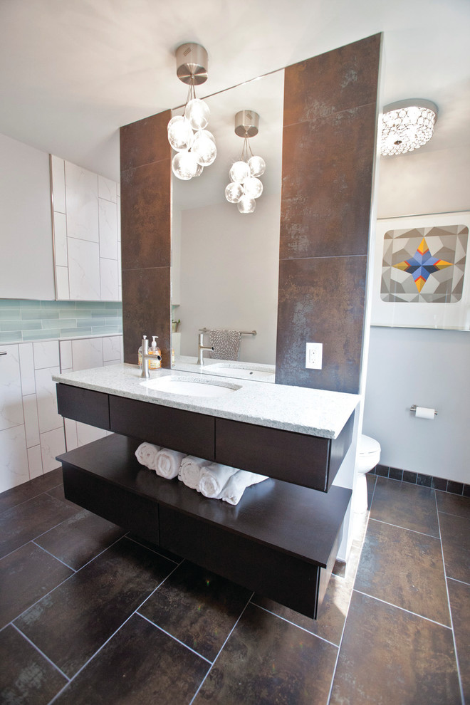 Réalisation d'une salle de bain principale design avec un lavabo encastré, un plan de toilette en verre recyclé, une douche à l'italienne et WC à poser.
