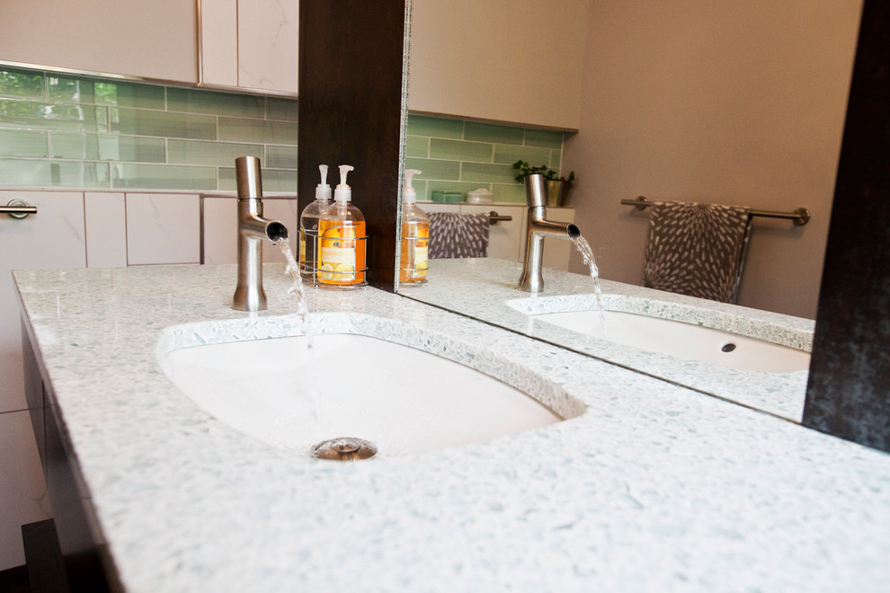 Стильный дизайн: главная ванная комната в современном стиле с врезной раковиной, столешницей из переработанного стекла, душем без бортиков и унитазом-моноблоком - последний тренд