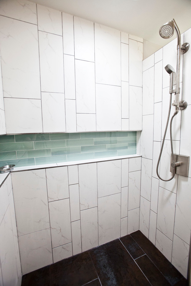 Modernes Badezimmer En Suite mit Unterbauwaschbecken, bodengleicher Dusche und Toilette mit Aufsatzspülkasten in Minneapolis