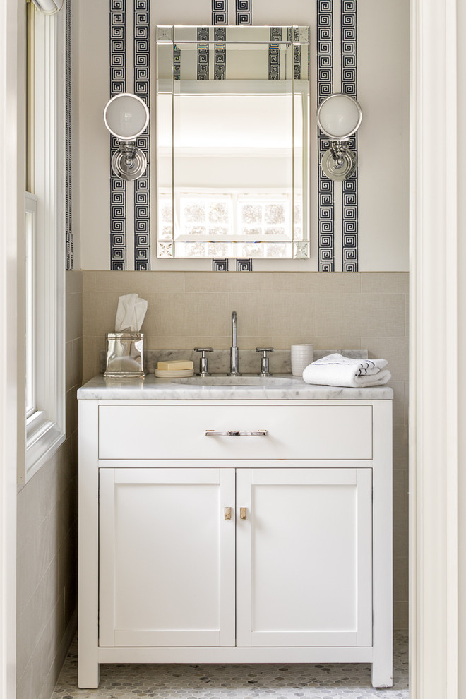 Immagine di una stanza da bagno classica con ante in stile shaker, ante bianche, pareti beige, pavimento con piastrelle a mosaico e lavabo sottopiano