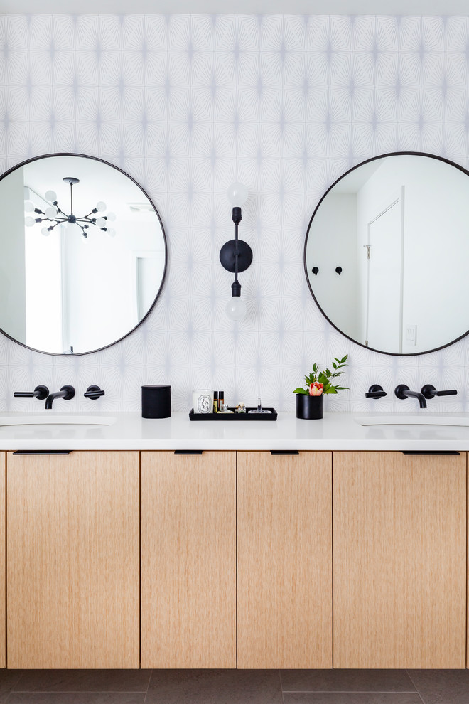Ejemplo de cuarto de baño actual con armarios con paneles lisos, puertas de armario de madera clara, lavabo bajoencimera, suelo gris y encimeras blancas