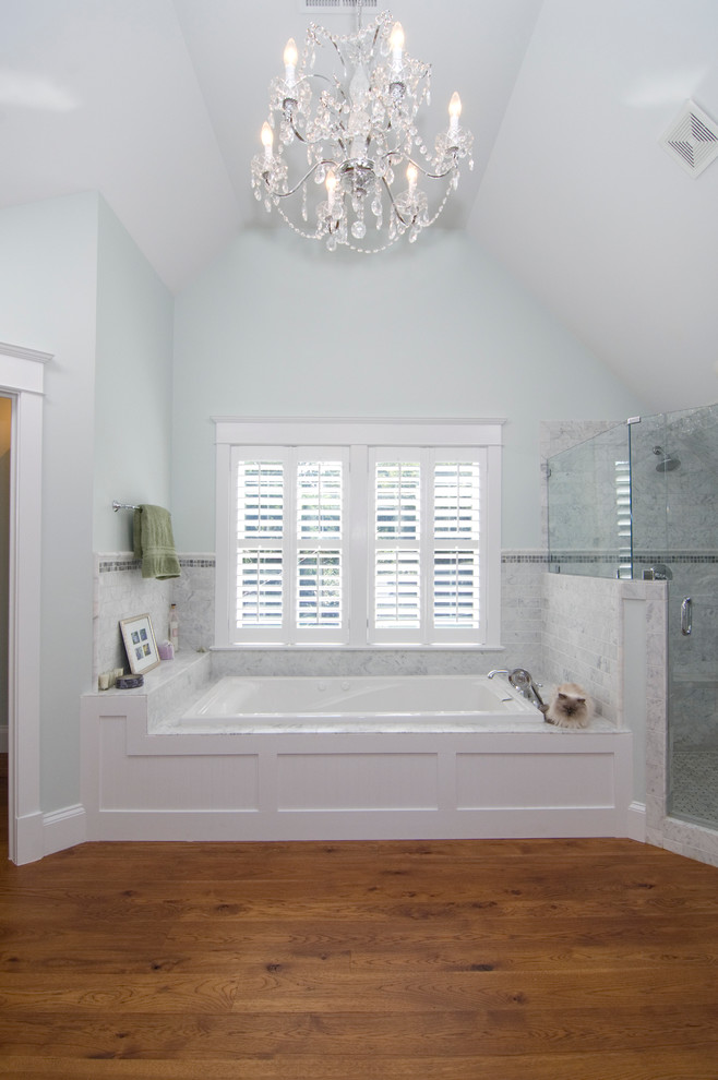 Idéer för stora vintage en-suite badrum, med skåp i shakerstil, vita skåp, ett badkar i en alkov, grå kakel, stenkakel, blå väggar, mellanmörkt trägolv, marmorbänkskiva och en hörndusch