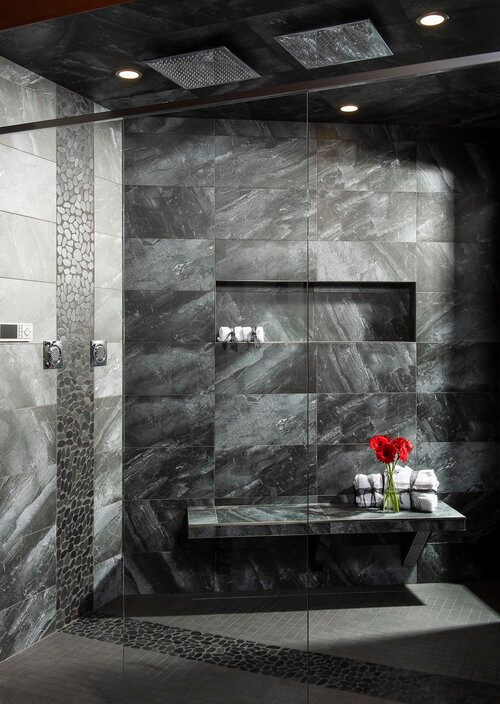 Modernes Badezimmer En Suite mit bunten Wänden, Keramikboden, schwarzem Boden, Falttür-Duschabtrennung und Duschbank in Sonstige