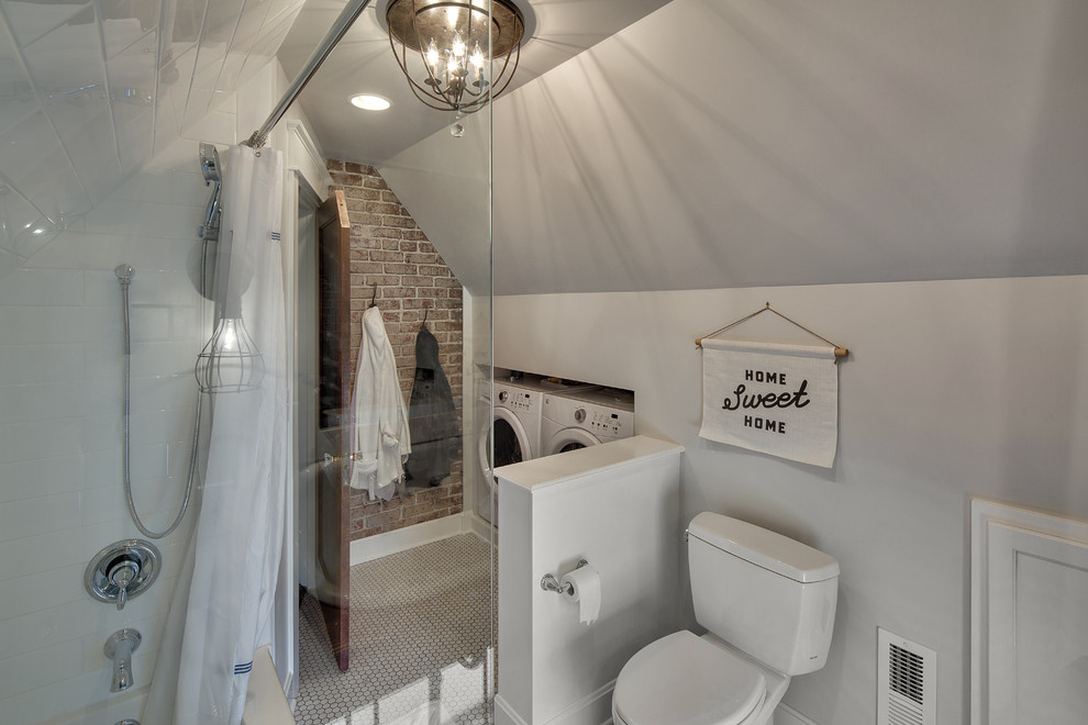カンザスシティにある高級な小さなカントリー風のおしゃれな浴室 (オーバーカウンターシンク、白いキャビネット、木製洗面台、ドロップイン型浴槽、シャワー付き浴槽	、白いタイル、セラミックタイル、グレーの壁、セラミックタイルの床、洗濯室) の写真