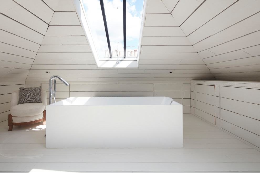 Mittelgroßes Modernes Badezimmer mit freistehender Badewanne, beiger Wandfarbe, gebeiztem Holzboden und weißem Boden in London