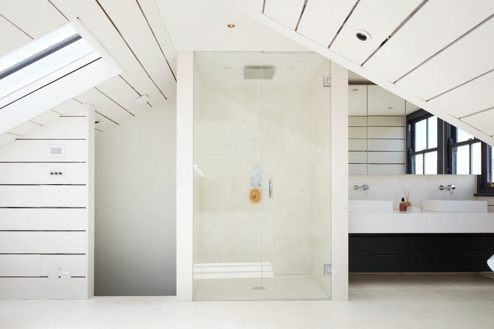 Idee per una stanza da bagno design con zona vasca/doccia separata, pareti beige, lavabo a bacinella e porta doccia a battente