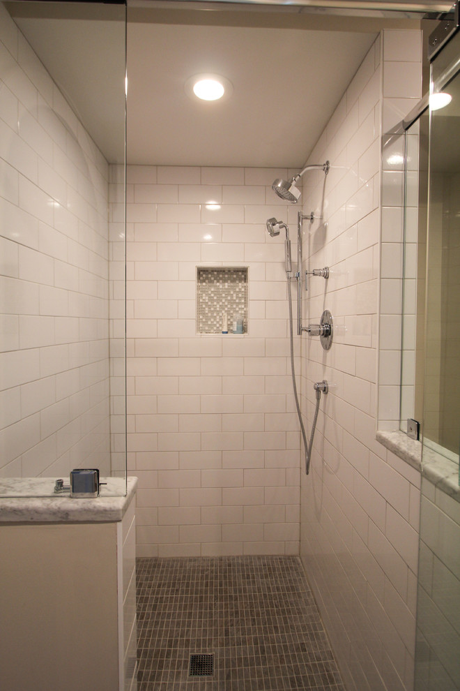 Стильный дизайн: главная ванная комната среднего размера в стиле неоклассика (современная классика) с белыми фасадами, белой плиткой, плиткой кабанчик, бежевыми стенами, врезной раковиной, мраморной столешницей, фасадами с утопленной филенкой, душем в нише, раздельным унитазом и полом из линолеума - последний тренд