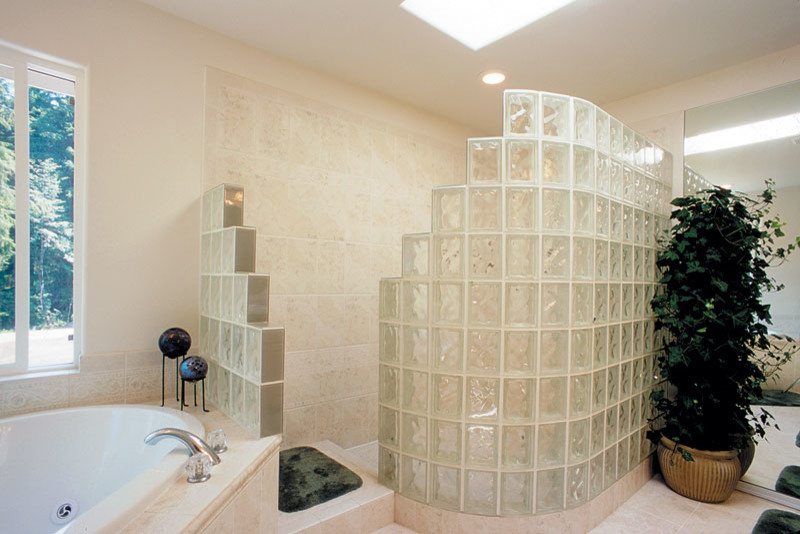 Idées déco pour une salle de bain moderne avec une douche ouverte.