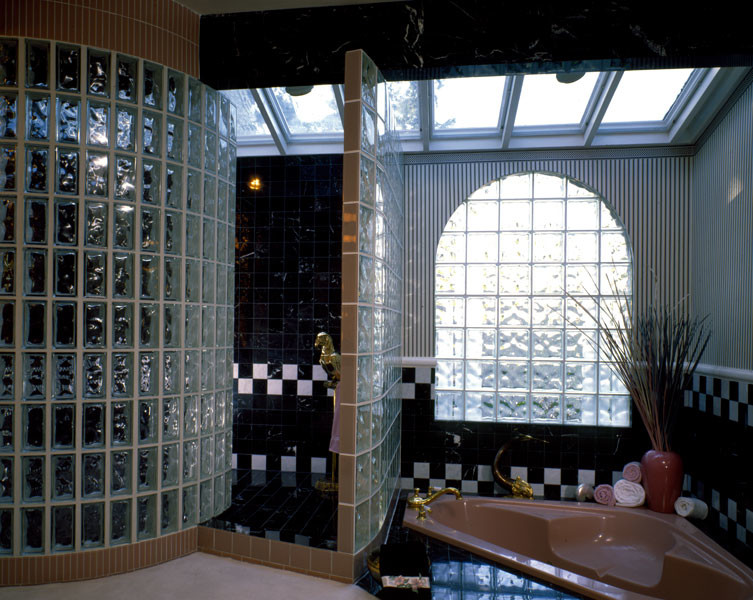 Aménagement d'une salle de bain moderne avec une douche ouverte.