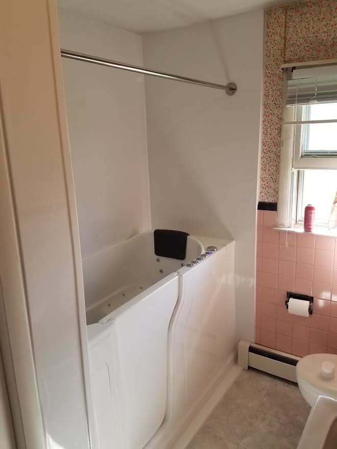 Idee per una stanza da bagno chic di medie dimensioni con ante bianche, vasca idromassaggio, vasca/doccia, pareti bianche e doccia con tenda