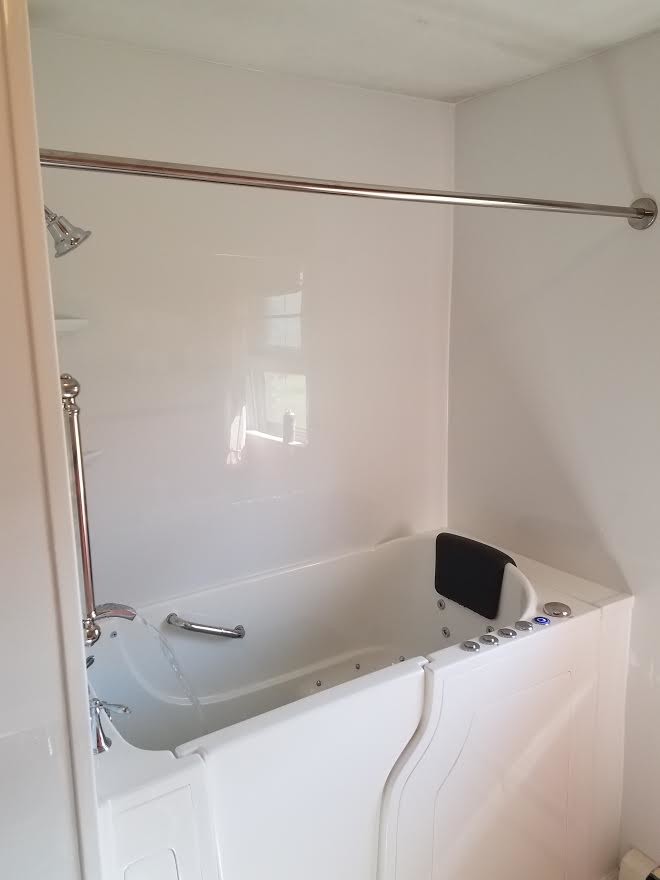 フィラデルフィアにある中くらいなトラディショナルスタイルのおしゃれな浴室 (白いキャビネット、大型浴槽、シャワー付き浴槽	、白い壁、シャワーカーテン) の写真