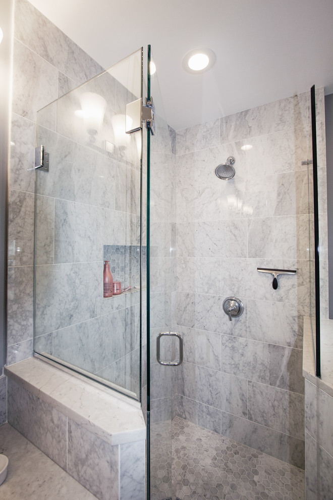 Exempel på ett litet klassiskt vit vitt en-suite badrum, med släta luckor, grå skåp, en hörndusch, en toalettstol med separat cisternkåpa, grå kakel, marmorkakel, grå väggar, marmorgolv, ett undermonterad handfat, marmorbänkskiva, grått golv och dusch med gångjärnsdörr
