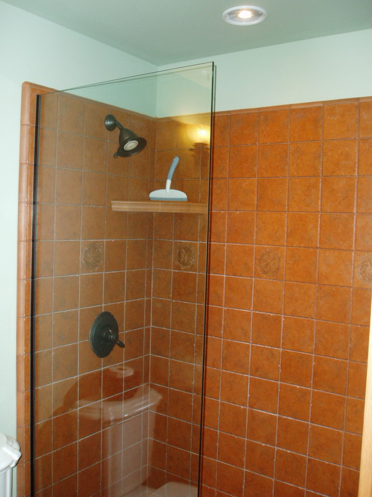 Foto di una stanza da bagno con doccia a filo pavimento, piastrelle in terracotta e pavimento in terracotta