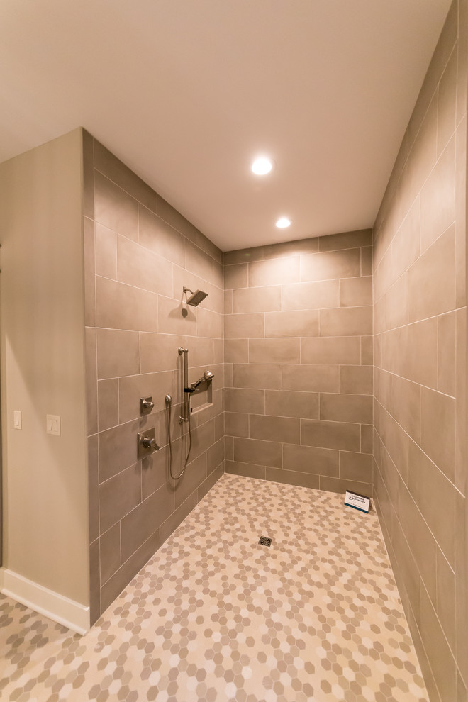 На фото: большая главная ванная комната в стиле неоклассика (современная классика) с душем без бортиков, бежевой плиткой, разноцветной плиткой, бежевыми стенами, полом из керамической плитки, бежевым полом и открытым душем