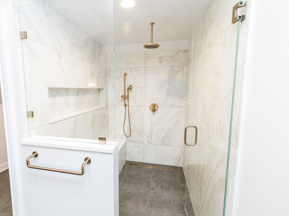 Inspiration för stora klassiska grått en-suite badrum, med skåp i shakerstil, svarta skåp, ett badkar med tassar, en dusch i en alkov, porslinskakel, vita väggar, ett undermonterad handfat, marmorbänkskiva, grått golv och dusch med gångjärnsdörr