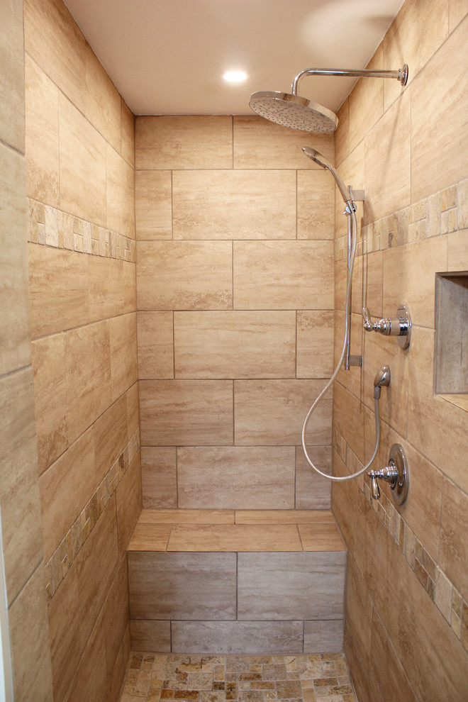 Inspiration för mellanstora klassiska beige en-suite badrum, med skåp i shakerstil, skåp i mörkt trä, en dusch i en alkov, vit kakel, keramikplattor, beige väggar, klinkergolv i keramik, ett undermonterad handfat, granitbänkskiva, beiget golv och med dusch som är öppen