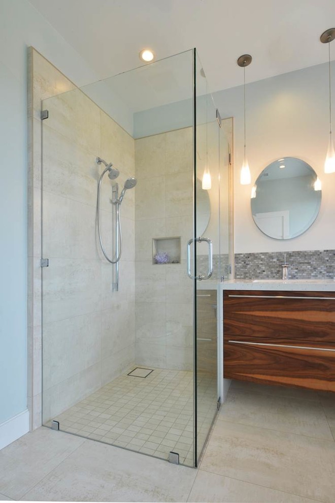 Ispirazione per una piccola stanza da bagno con doccia design con ante lisce, ante in legno scuro, vasca freestanding, doccia ad angolo, pareti blu, pavimento in travertino, lavabo integrato, top in quarzo composito, piastrelle beige e piastrelle in pietra