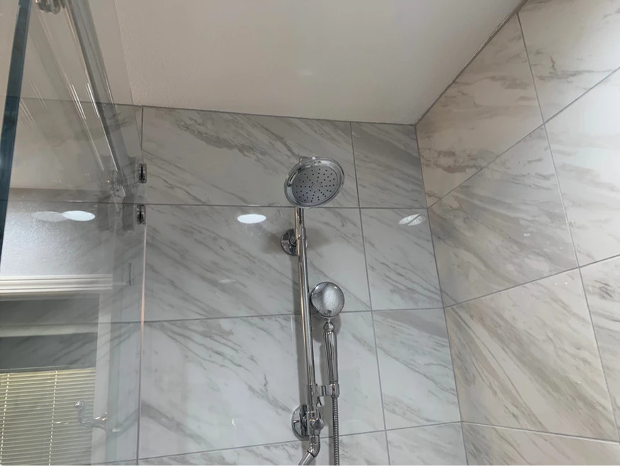 Modelo de cuarto de baño minimalista con ducha a ras de suelo, baldosas y/o azulejos blancos y ducha con puerta corredera
