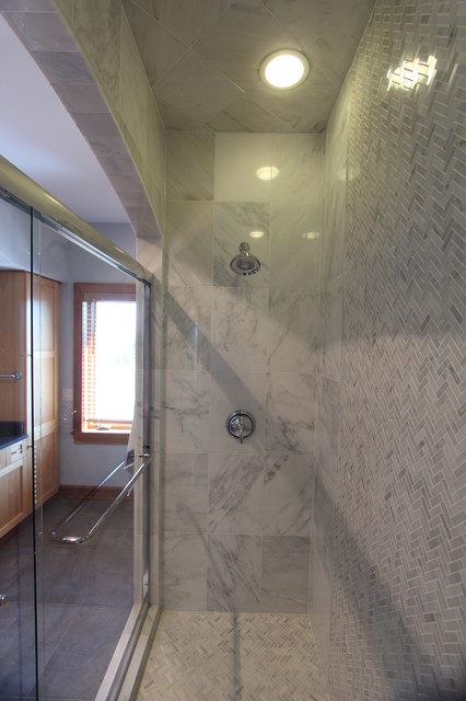 Walk in Shower Covered with Marble Tile - Clásico renovado - Cuarto de ...