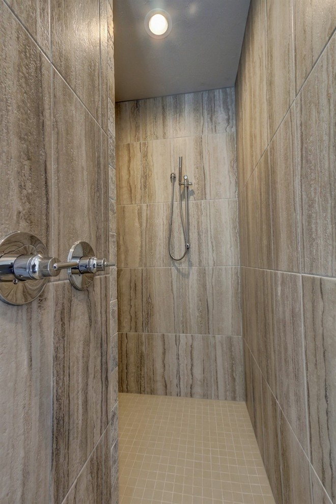 Idéer för ett stort modernt en-suite badrum, med skåp i shakerstil, grå skåp, ett hörnbadkar, en öppen dusch, grå väggar, klinkergolv i keramik, ett undermonterad handfat, granitbänkskiva, flerfärgat golv och med dusch som är öppen