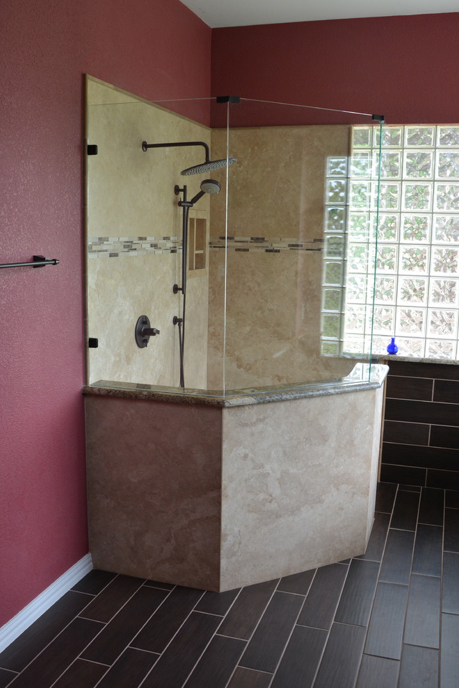 На фото: большая главная ванная комната в стиле неоклассика (современная классика) с врезной раковиной, фасадами в стиле шейкер, темными деревянными фасадами, столешницей из гранита, отдельно стоящей ванной, открытым душем, унитазом-моноблоком, коричневой плиткой, керамогранитной плиткой, красными стенами, полом из керамогранита и коричневым полом