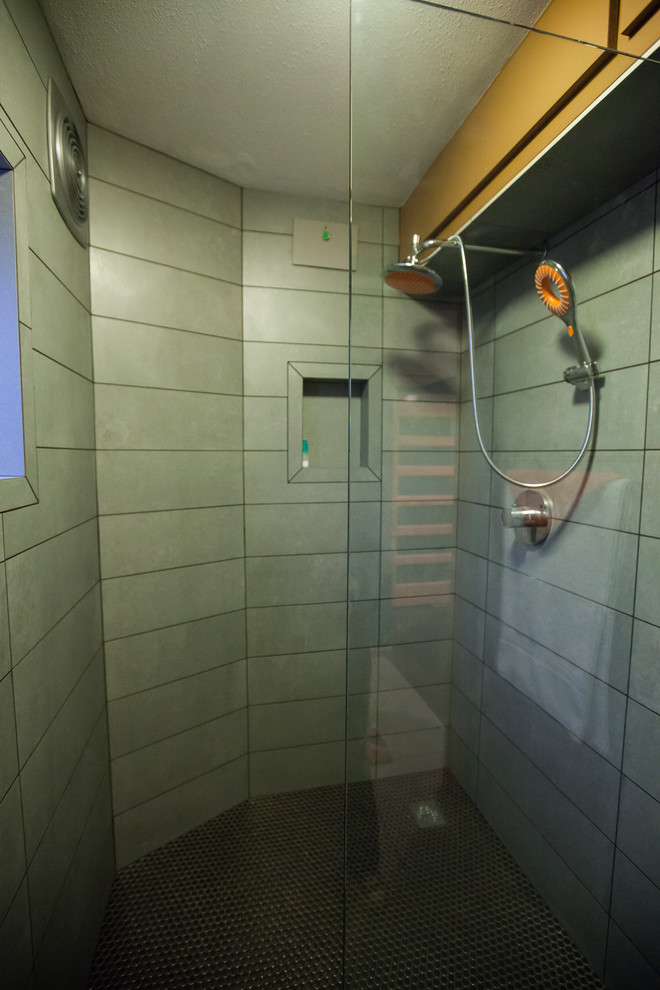 Foto di una piccola stanza da bagno con doccia moderna con doccia aperta, WC sospeso, piastrelle grigie, piastrelle in gres porcellanato, pareti arancioni e pavimento in gres porcellanato