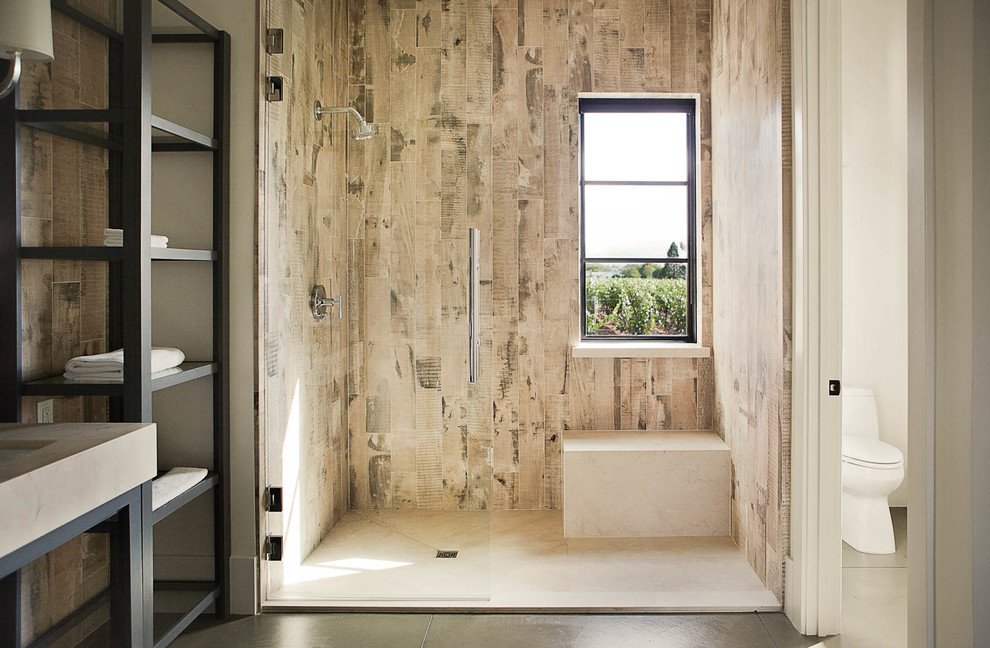 Inspiration för ett stort lantligt en-suite badrum, med öppna hyllor, skåp i mörkt trä, en dusch i en alkov, en toalettstol med separat cisternkåpa, brun kakel, porslinskakel, bänkskiva i betong, beige väggar, betonggolv, ett undermonterad handfat, grått golv och med dusch som är öppen
