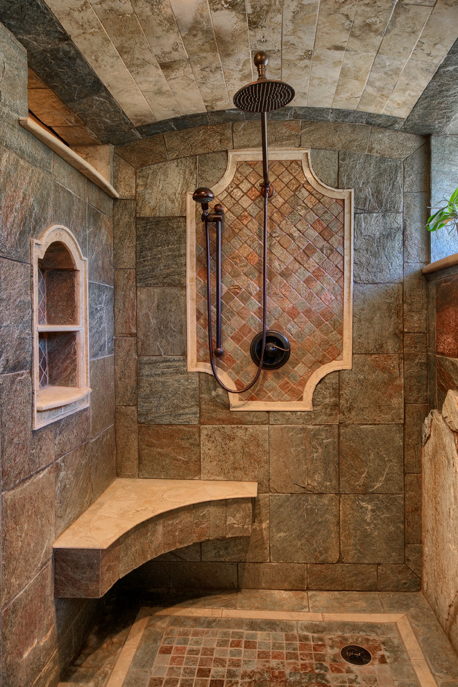 Idéer för att renovera ett stort rustikt flerfärgad flerfärgat en-suite badrum, med luckor med infälld panel, skåp i mörkt trä, en öppen dusch, en toalettstol med separat cisternkåpa, flerfärgad kakel, stenkakel, beige väggar, klinkergolv i porslin, ett fristående handfat, marmorbänkskiva, flerfärgat golv och med dusch som är öppen
