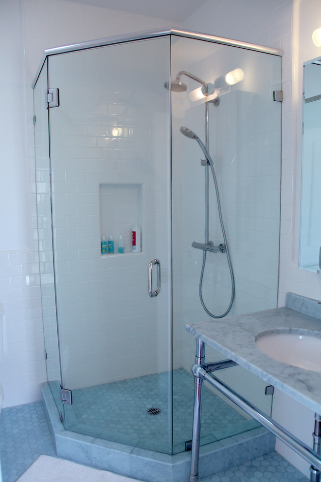 Inspiration för ett litet vintage badrum med dusch, med en hörndusch, flerfärgad kakel, porslinskakel, vita väggar, klinkergolv i porslin, ett undermonterad handfat och marmorbänkskiva