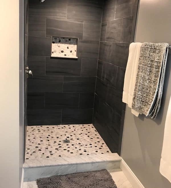 Mittelgroßes Modernes Badezimmer En Suite mit offener Dusche, schwarz-weißen Fliesen, Keramikfliesen, Keramikboden und offener Dusche in Sonstige