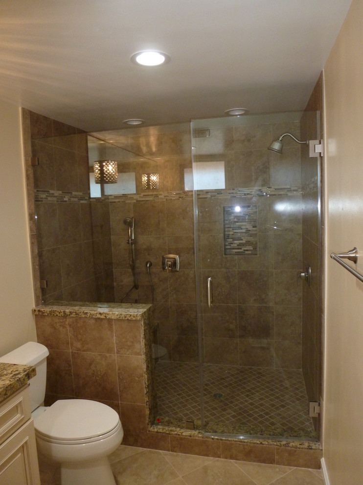 Inspiration pour une douche en alcôve méditerranéenne avec WC séparés, un carrelage marron, un carrelage de pierre, un mur beige et un sol en travertin.