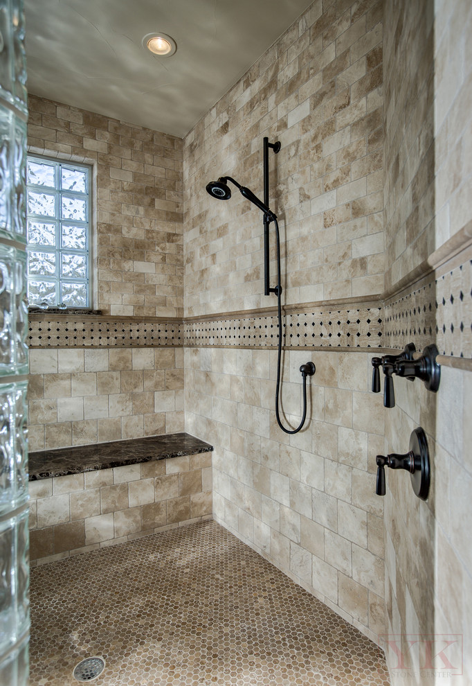 На фото: ванная комната в стиле рустика с открытым душем, бежевой плиткой и полом из травертина