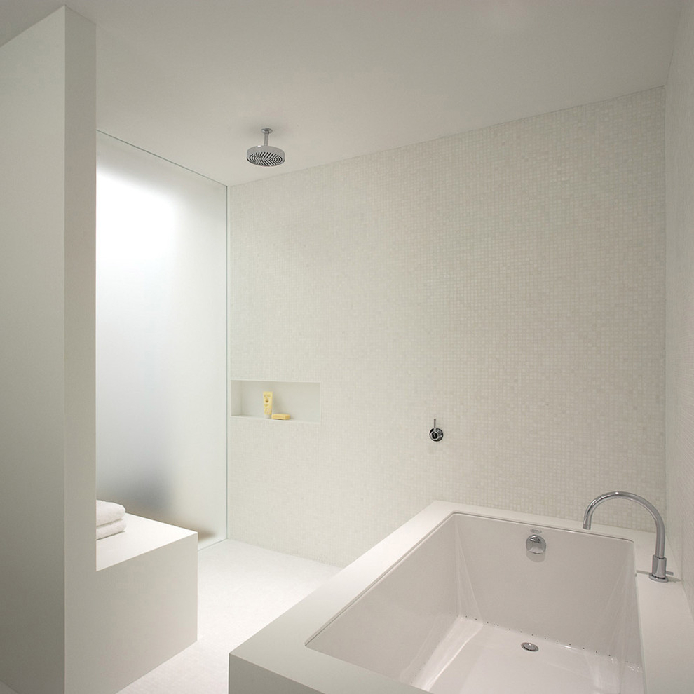 Стильный дизайн: ванная комната в стиле модернизм с плиткой мозаикой - последний тренд