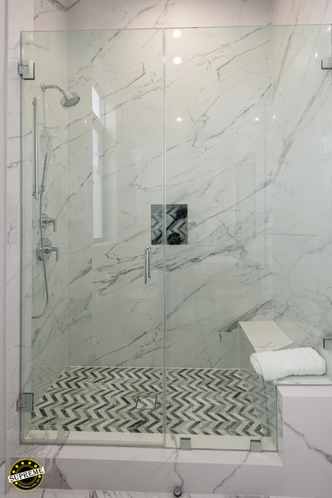Immagine di una stanza da bagno moderna di medie dimensioni con doccia alcova, piastrelle di marmo, pareti bianche, pavimento con piastrelle in ceramica, pavimento multicolore, porta doccia a battente e panca da doccia