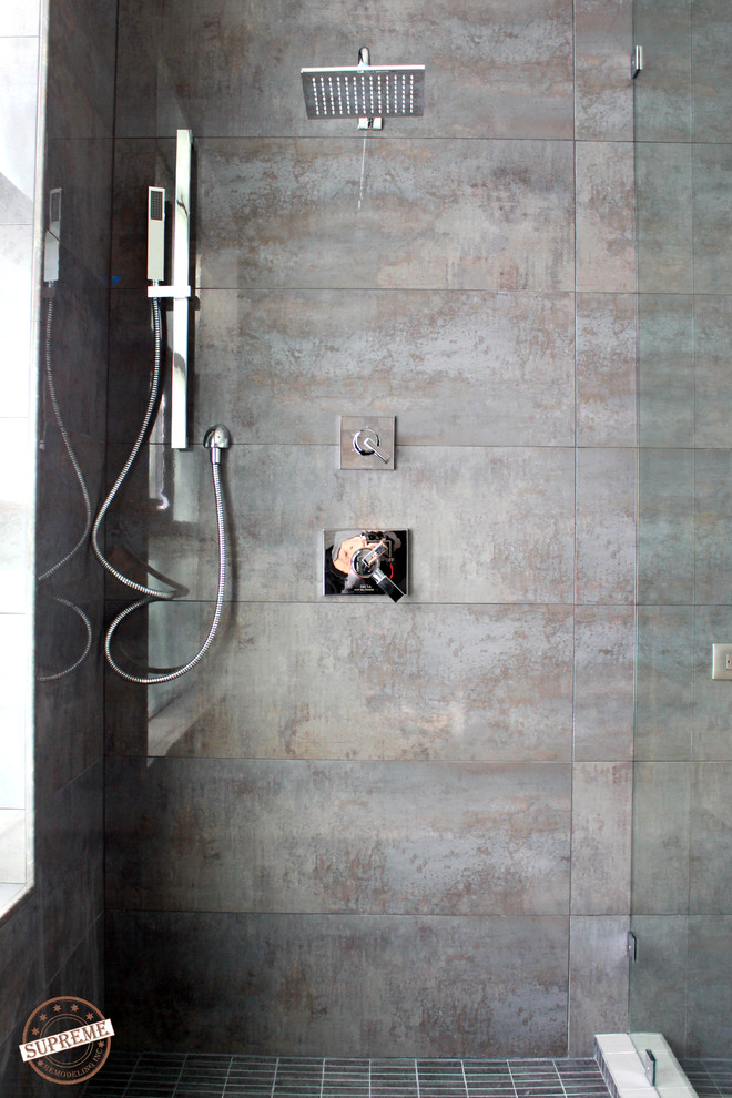 Источник вдохновения для домашнего уюта: ванная комната среднего размера в стиле модернизм с душем в нише, серой плиткой, каменной плиткой, серыми стенами и полом из травертина