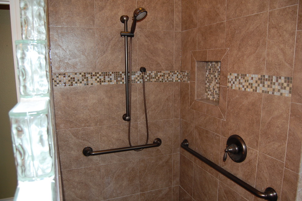 Foto di una stanza da bagno chic di medie dimensioni con doccia aperta, piastrelle beige e piastrelle in ceramica