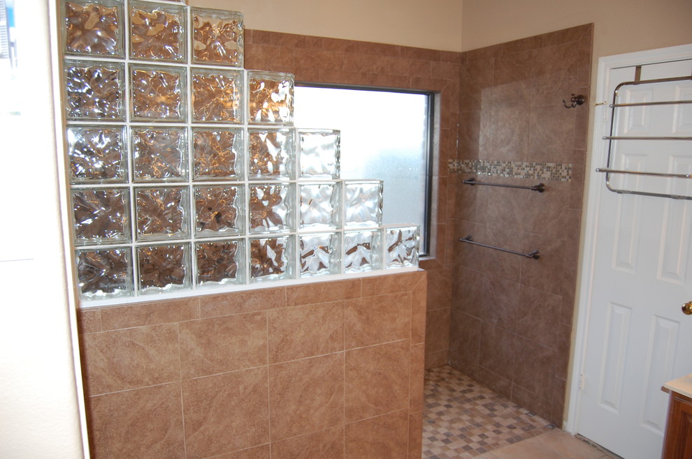 На фото: огромная главная ванная комната в классическом стиле с душем без бортиков, коричневой плиткой, керамической плиткой, коричневыми стенами и полом из керамической плитки